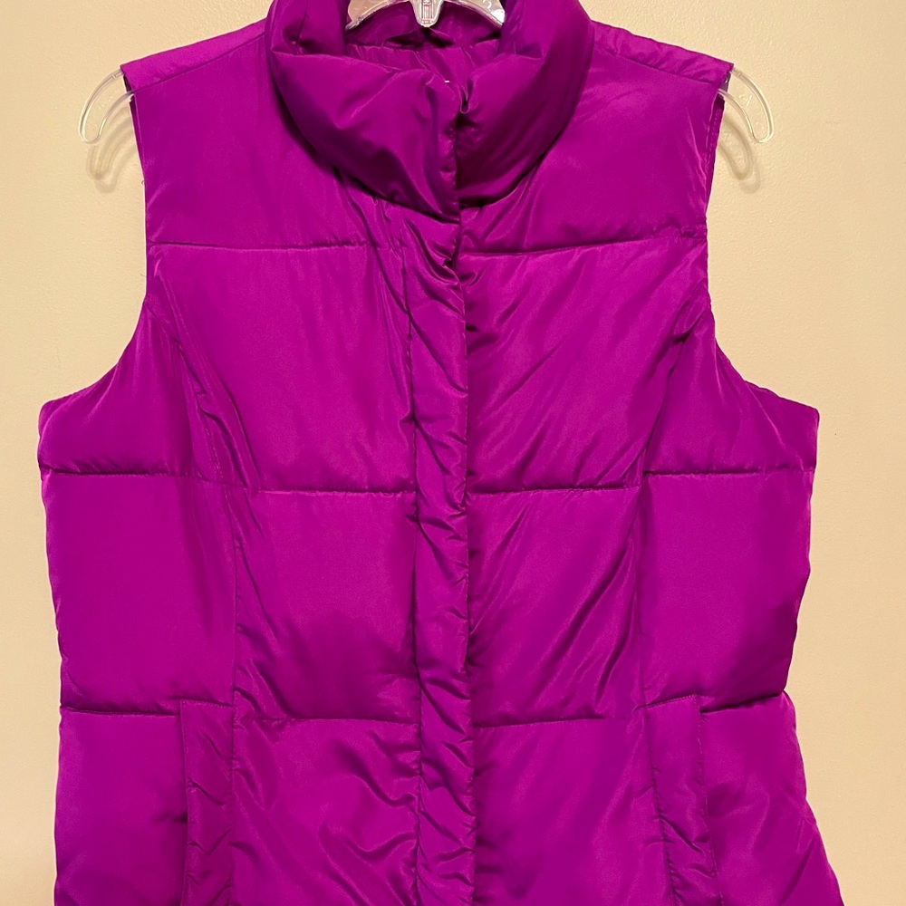 Fuchsia vest